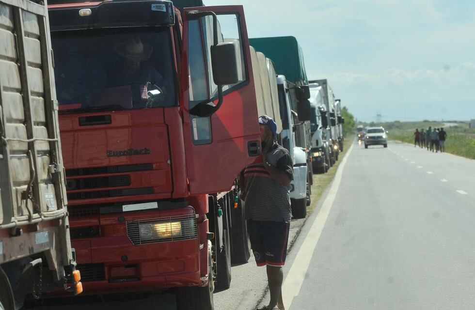 Comenzó el paro de transportistas de granos por la falta de gasoil en todo el país