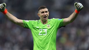 Lusail (Qatar), 18/12/2022.- Goalkeeper Emiliano Martinez of Argentina
 reacts after saving a penalty during the penalty shoot out of the FIFA World Cup 2022 Final between Argentina and France at Lusail stadium, Lusail, Qatar, 18 December 2022. (Mundial de Fútbol, Francia, Estados Unidos, Catar) EFE/EPA/Tolga Bozoglu