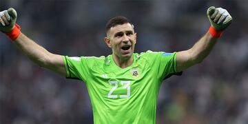 Lusail (Qatar), 18/12/2022.- Goalkeeper Emiliano Martinez of Argentina
 reacts after saving a penalty during the penalty shoot out of the FIFA World Cup 2022 Final between Argentina and France at Lusail stadium, Lusail, Qatar, 18 December 2022. (Mundial de Fútbol, Francia, Estados Unidos, Catar) EFE/EPA/Tolga Bozoglu