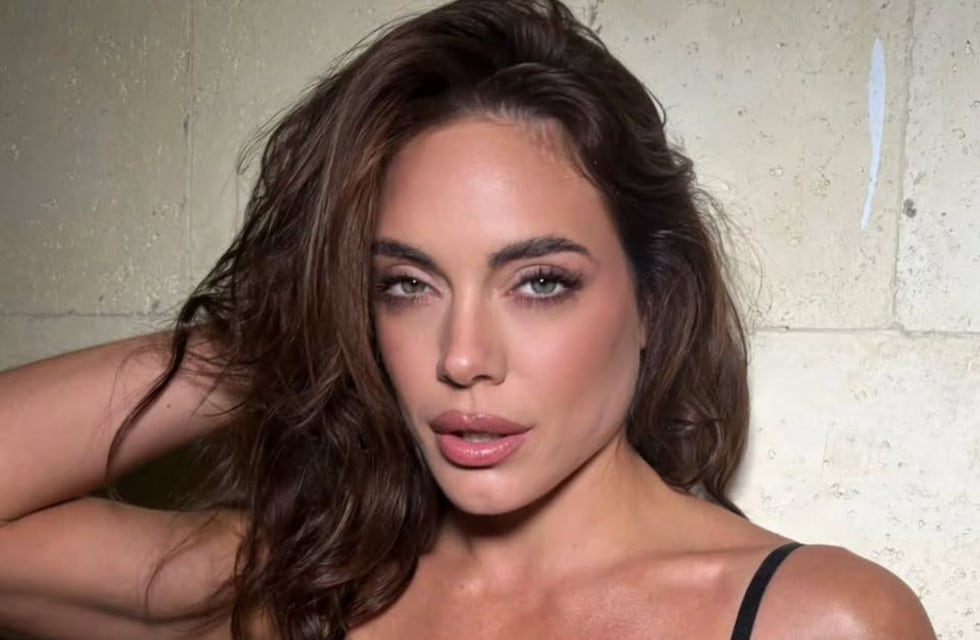 Emilia Attias se animó al look más sexy y levantó la temperatura: body de encaje, minifalda y bucaneras