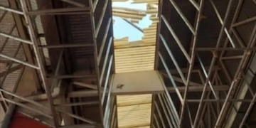 Un trabajador se encuentra grave tras caer del techo de la terminal de ómnibus de Montecarlo.