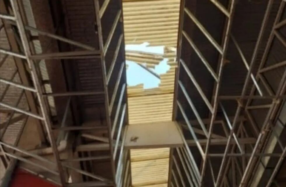 Un trabajador se encuentra grave tras caer del techo de la terminal de ómnibus de Montecarlo