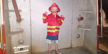 Máximo, el pequeño mendocino que cumplió el sueño de ser bombero y conocer a Papá Noel.
