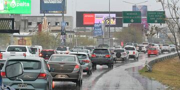 Una fuerte lluvia con granizo dejó varios daños en varios puntos de Mendoza.
Foto: Orlando Pelichotti