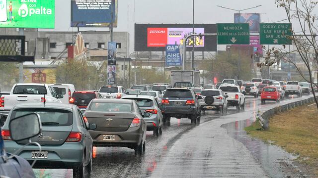 Una fuerte lluvia con granizo dejó varios daños en varios puntos de Mendoza.
Foto: Orlando Pelichotti