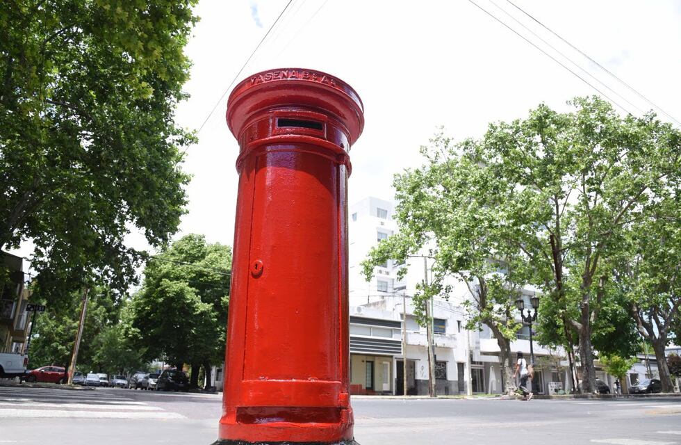 En La Plata, restauran los históricos buzones del correo