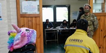 Una vecina de San Martín de los Andes votó en pijama (Federico Soto).