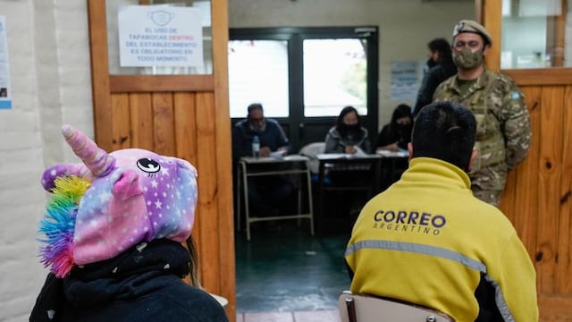 Una vecina de San Martín de los Andes votó en pijama (Federico Soto).