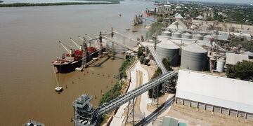 La carga de granos con destino al exterior estuvo paralizada tres semanas por un paro en los puertos. (@camaraaceitera)