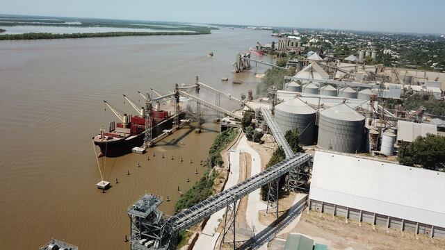 La carga de granos con destino al exterior estuvo paralizada tres semanas por un paro en los puertos. (@camaraaceitera)