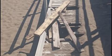 La bajada accesible de Claromecó en pésimas condiciones