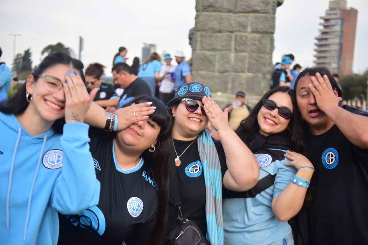 Los hinchas de Belgrano y otra muestra de amor masivo. Tremendo acompañamiento de los piratas en la Copa Argentina. (José Gabriel Hernández / Enviado a Rosario)