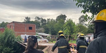 Cayó de un árbol a un arroyo mientras podaba y sufrió graves lesiones en Alem.