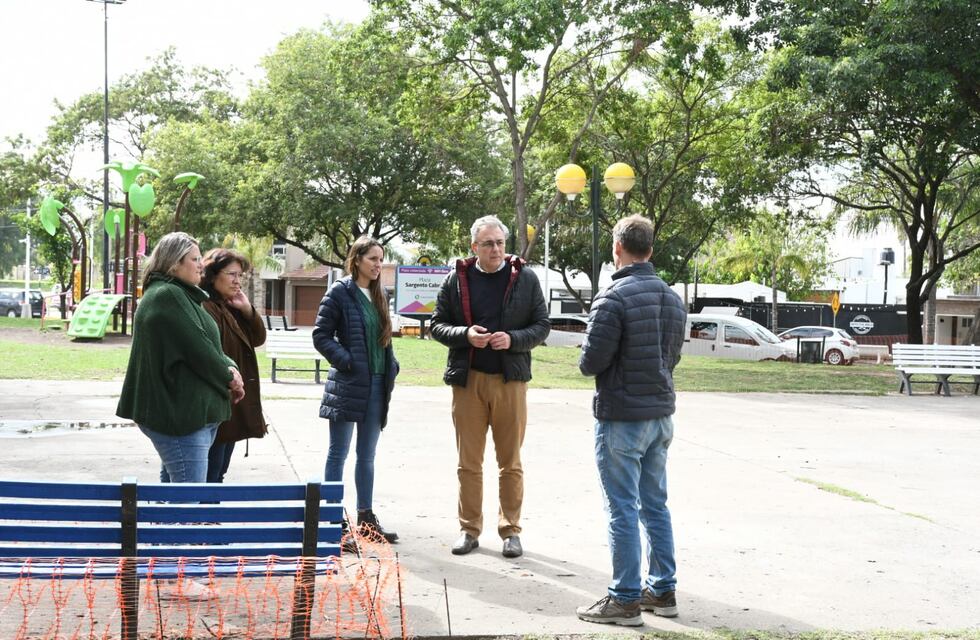 Siguen arreglando las veredas en las plazas rafaelinas