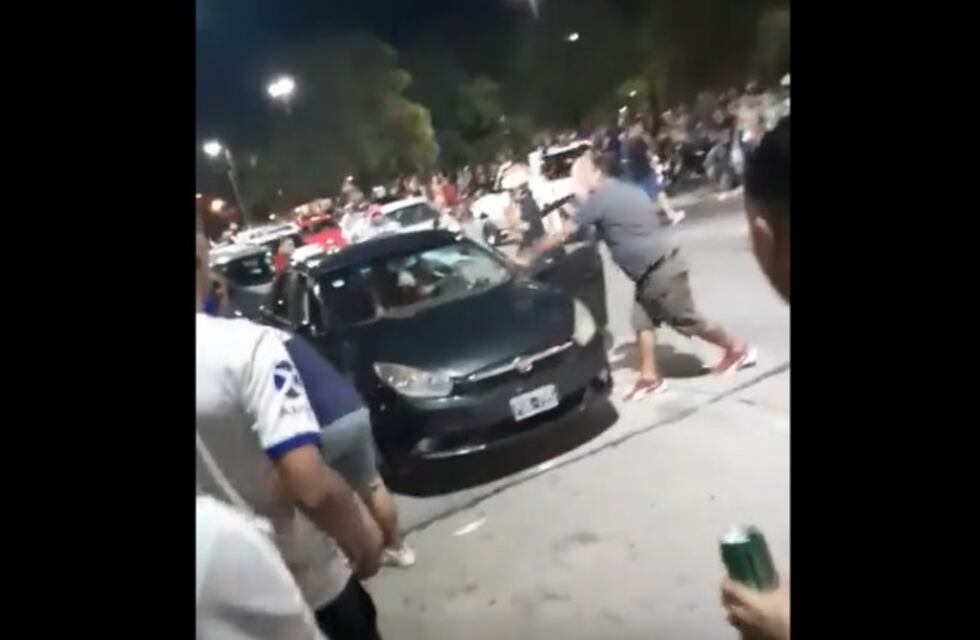 Atacaron a un automovilista en el Parque Sarmiento y le destrozaron el vehículo