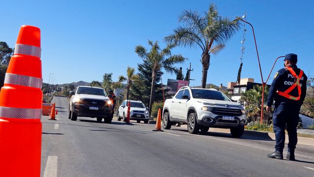 Control policial en la Avenida San Martín, ingreso a Villa Carlos Paz. (Foto: La Voz).