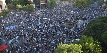 Argentina pasó a cuartos de final y una gran cantidad de personas que fueron a festejar a la esquina del Patio Olmos. (Facundo Luque / La Voz)