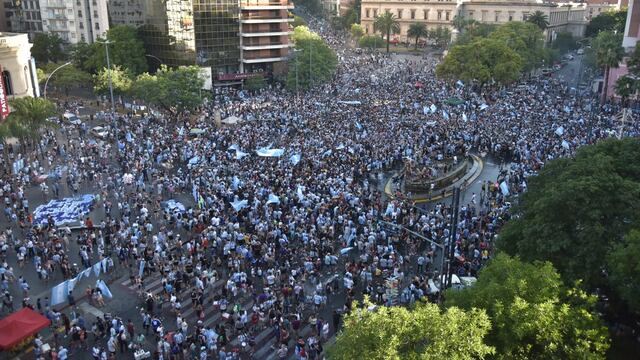 Argentina pasó a cuartos de final y una gran cantidad de personas que fueron a festejar a la esquina del Patio Olmos. (Facundo Luque / La Voz)