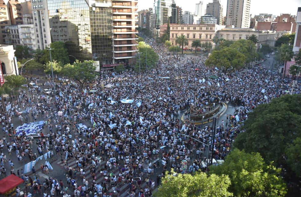 En fotos y videos: la Selección pasó a cuartos del Mundial de Qatar y así se celebró en Córdoba