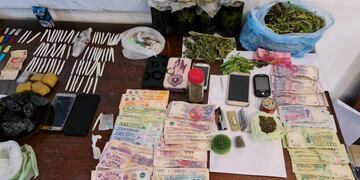 Cigarrillos de marihuana, cocaína, celulares y dinero en efectivo fueron alguno de los elementos secuestrados durante los allanamientos. Gentileza Ministerio de Seguridad