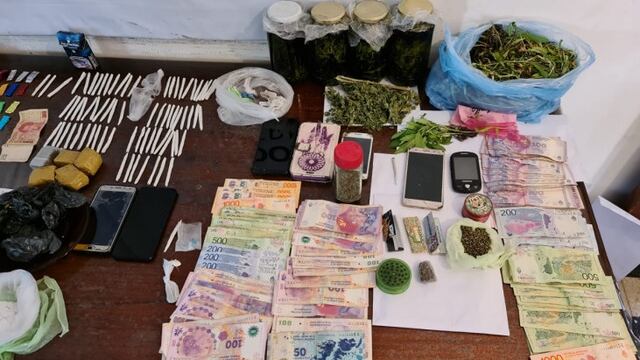 Cigarrillos de marihuana, cocaína, celulares y dinero en efectivo fueron alguno de los elementos secuestrados durante los allanamientos. Gentileza Ministerio de Seguridad