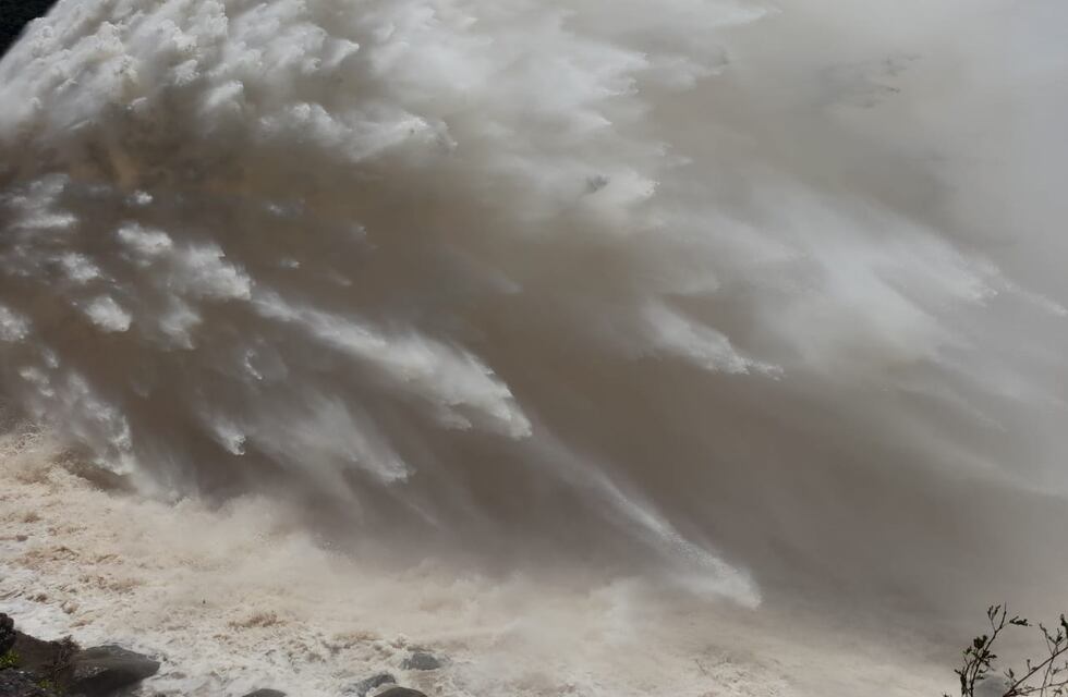 Luego de las intensas lluvias abrieron las compuertas del Dique El Cadillal