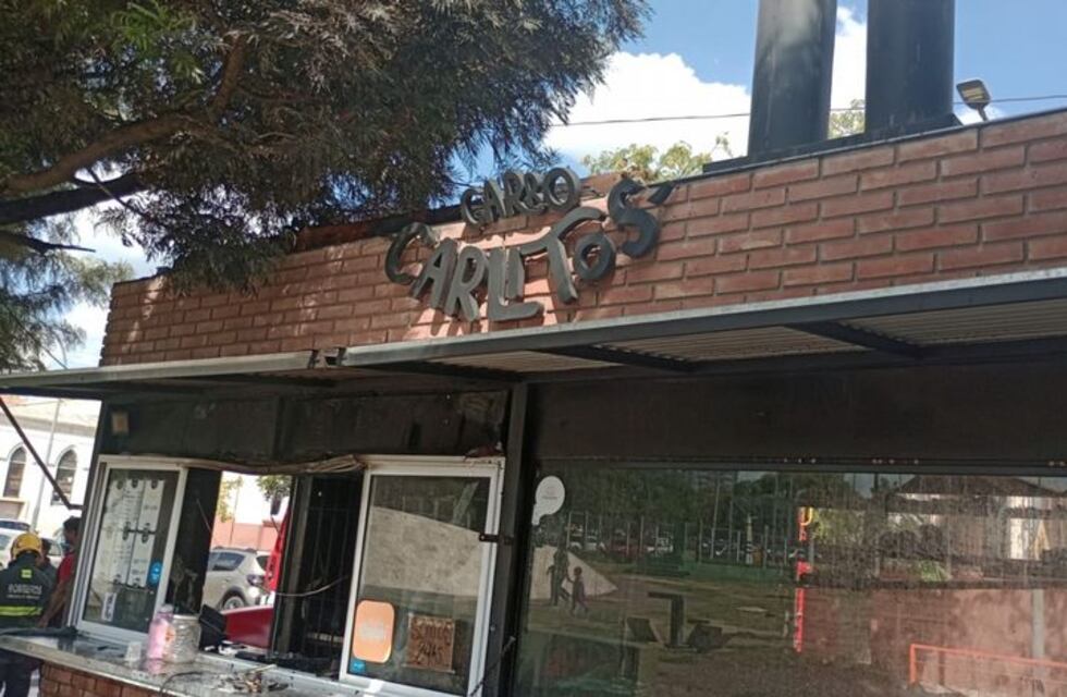 Feroz incendio en un carro de choripán de Córdoba: las pérdidas fueron totales
