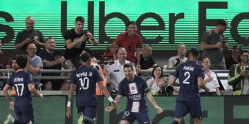 Lionel Messi anotó el primer gol, que abrió la victoria y el título del Paris Saint Germain. (AP)