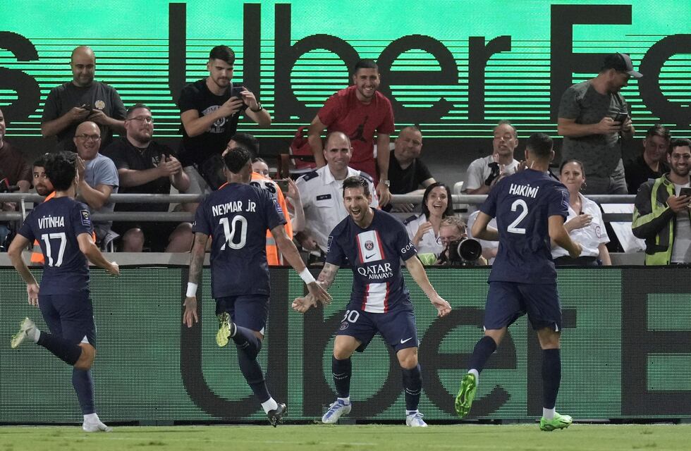 El tierno gesto de Lionel Messi con un pequeño fan tras ganar un nuevo título con el PSG