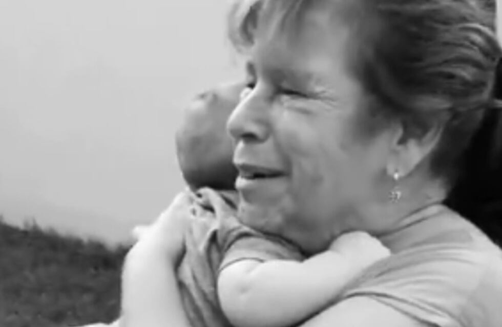 El video más tierno: el momento en que una abuela ciega conoce a su nietito cordobés