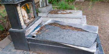 Profanaron una tumba y jugaron con los restos del cadáver