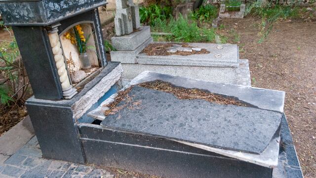 Profanaron una tumba y jugaron con los restos del cadáver