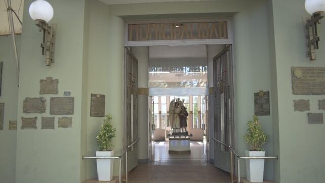Para pedirle. La imagen de San Rafael Arcángel en el hall de la Municipalidad.