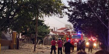 Bomberos trabajaban este miércoles en la zona de la explosión (@Javiersassi).
