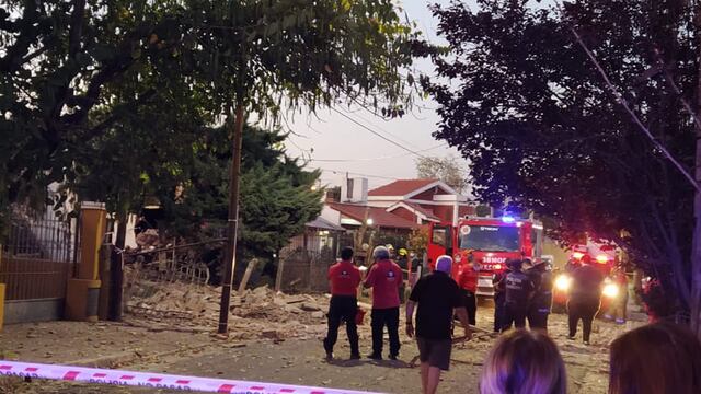 Bomberos trabajaban este miércoles en la zona de la explosión (@Javiersassi).