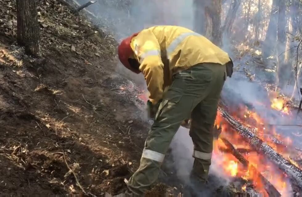 Así trabajan los brigadistas de San Rafael y Alvear para controlar los incendios en Chubut