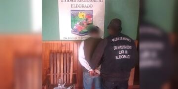 Lograron atrapar a un individuo que habría sido quien incendió los móviles policiales.