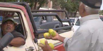 Es jubilado, tiene 78 años y vende limones para poder comer.