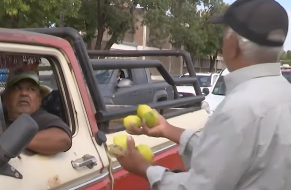 La dura historia de un jubilado de 78 años que vende limones para poder comer
