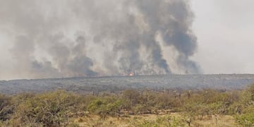 El fuego castiga en el norte de Córdoba, este lunes 4 de octubre de 2021.