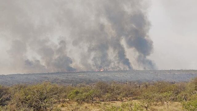 El fuego castiga en el norte de Córdoba, este lunes 4 de octubre de 2021.