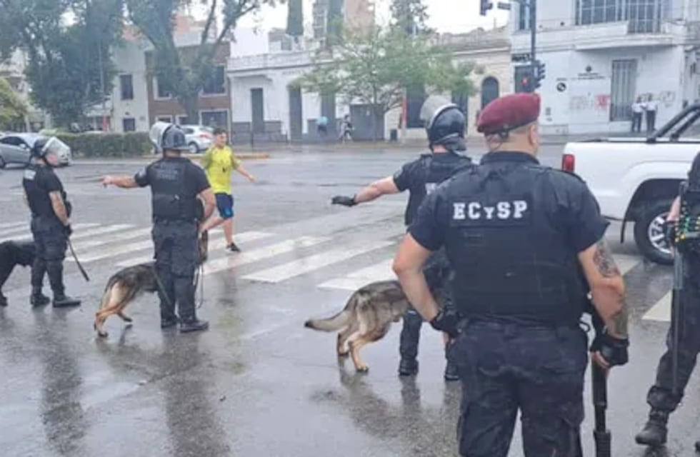 Desempate Gimnasia-Colón: es policía, le negaron la entrada al Coloso y atacó a dos perros entrenados
