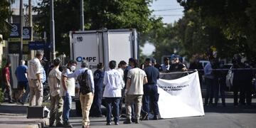 La División Homicidios investiga la muerte del joven que quedó tendido en la calle.