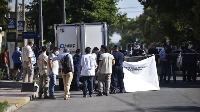 La División Homicidios investiga la muerte del joven que quedó tendido en la calle.