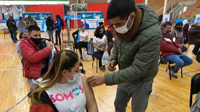 El Ministerio de Salud informó que hasta la fecha se registraron 148.759 casos positivos confirmados Covid-19. Orlando Pelichotti/Los Andes
Campaña de vacunación en San Martín.
En el Polideportivo Gustavo Torito Rodríguez (San Martín) se vacunan contra el Covid 19,  a la población de más de 30 años, a trabajadores de comedores comunitarios y merenderos, además de números de turnos atrasados.
Foto: Orlando Pelichotti / Los Andes