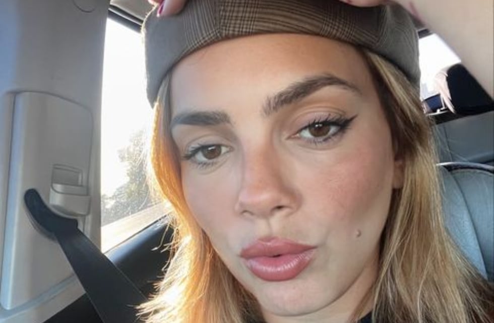 Natalie Pérez se subió la pollera en cámara y posó con un mega escote en Instagram