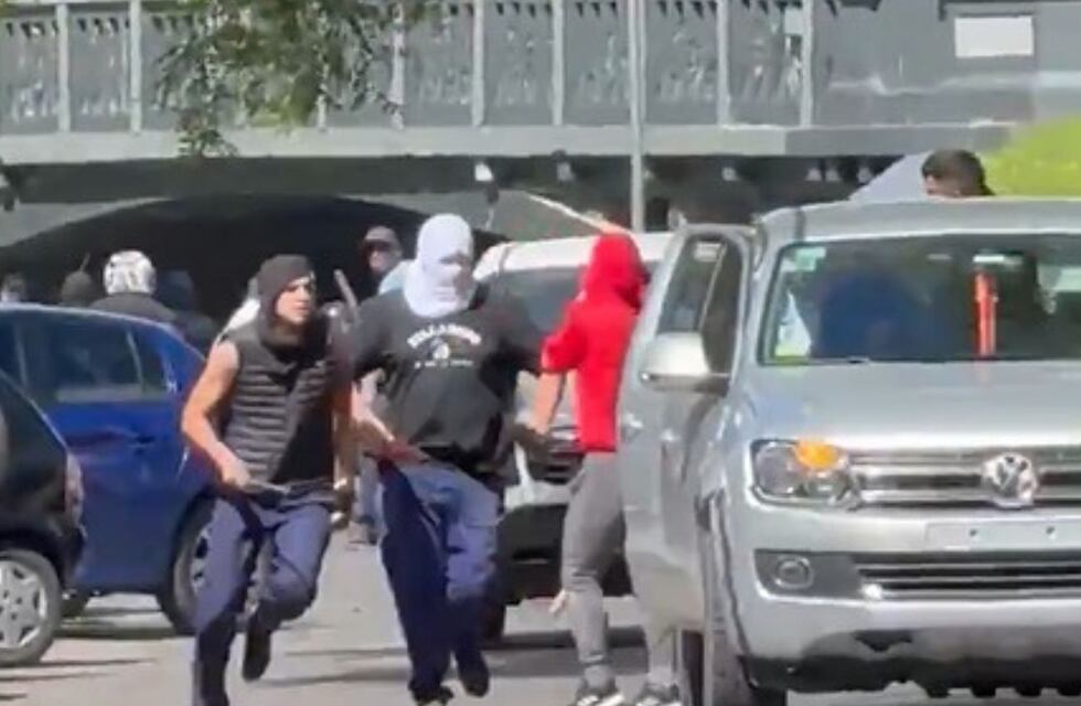 Sangriento enfrentamiento entre hinchas de Estudiantes y Gimnasia: heridos y un hospital destrozado
