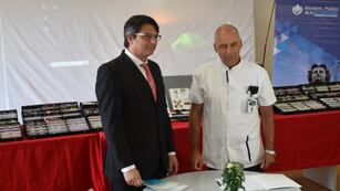 El procurador general Sergio Enrique Lello Sánchez (izq.) y el director del Hospital Materno Infantil, Marcelo Labarta, en el salón ateneo del nosocomio.