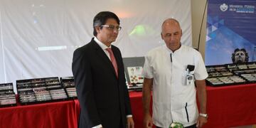 El procurador general Sergio Enrique Lello Sánchez (izq.) y el director del Hospital Materno Infantil, Marcelo Labarta, en el salón ateneo del nosocomio.