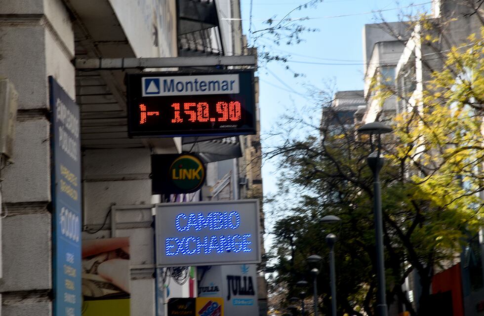 Dólar blue: sube $5 en la jornada y se vende a $278